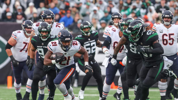 Nov 27, 2022; East Rutherford, New Jersey, USA; Chicago Bears running back Darrynton Evans (21) runs with the ball against the New York Jets during the first half at MetLife Stadium. Mandatory Credit: Ed Mulholland-USA TODAY Sports