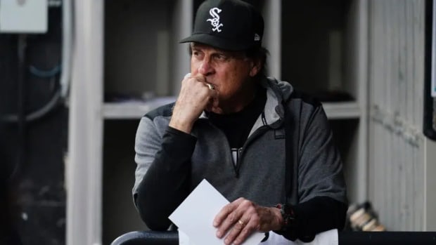Chicago White Sox manager Tony La Russa holds lineup card in dugout