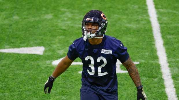 Jun 8, 2022; Lake Forest, IL, USA; Chicago Bears running back David Montgomery (32) warms up during organized team activities at Halas Hall.