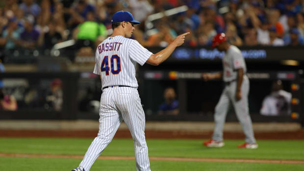 Aug 8, 2022; New York City, New York, USA; New York Mets starting pitcher Chris Bassitt (40) points to catcher James McCann (not pictured) after the top of the fifth inning against the Cincinnati Reds at Citi Field. Photo: Vincent Carchietta/USA TODAY Sports