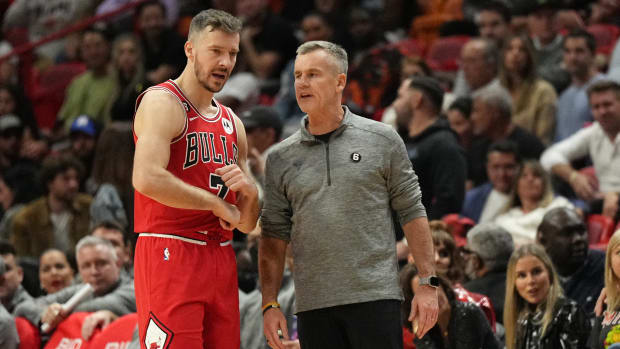 Oct 19, 2022; Miami, Florida, USA; Chicago Bulls head coach Billy Donovan talks with guard Goran Dragic (7) in the second half during a break in the game against the Miami Heat at FTX Arena.