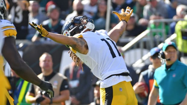Oct 30, 2022; Philadelphia, Pennsylvania, USA; Pittsburgh Steelers wide receiver Chase Claypool (11) celebrates his touchdown pass against the Philadelphia Eagles during the first quarter at Lincoln Financial Field.