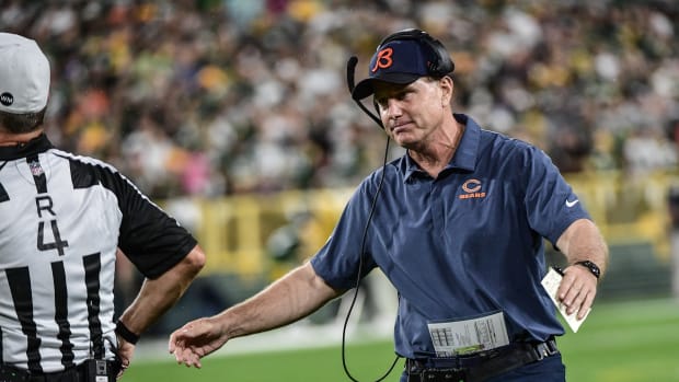 Referee's enthusiastic 'first down' call during Packers-Bears a