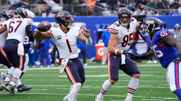 Oct 2, 2022; East Rutherford, New Jersey, USA; Chicago Bears quarterback Justin Fields (1) passes the ball against the New York Giants during the first half at MetLife Stadium. Mandatory Credit: Robert Deutsch-USA TODAY Sports