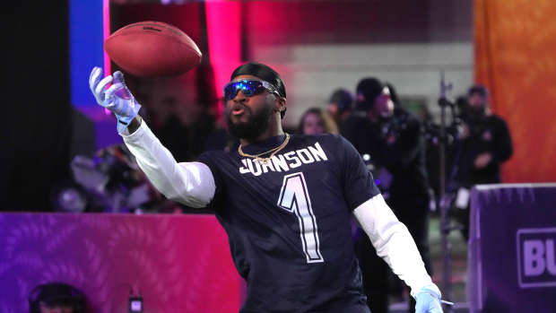 Jan 30, 2025; Orlando, FL, USA; NFC defensive back Jaylon Johnson of the Chicago Bears (1) catches the ball during the Satisfying Catch event at the Pro Bowl Skills Challenge at Nicholson Fieldhouse.