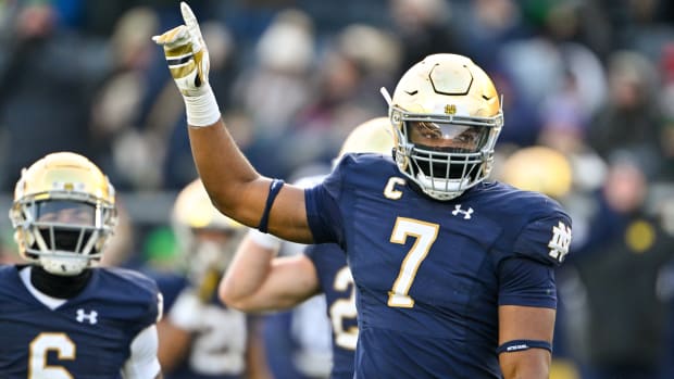 Nov 19, 2022; South Bend, Indiana, USA; Notre Dame Fighting Irish defensive lineman Isaiah Foskey (7) acknowledges the crowd after a sack in the second quarter against the Boston College Eagles.