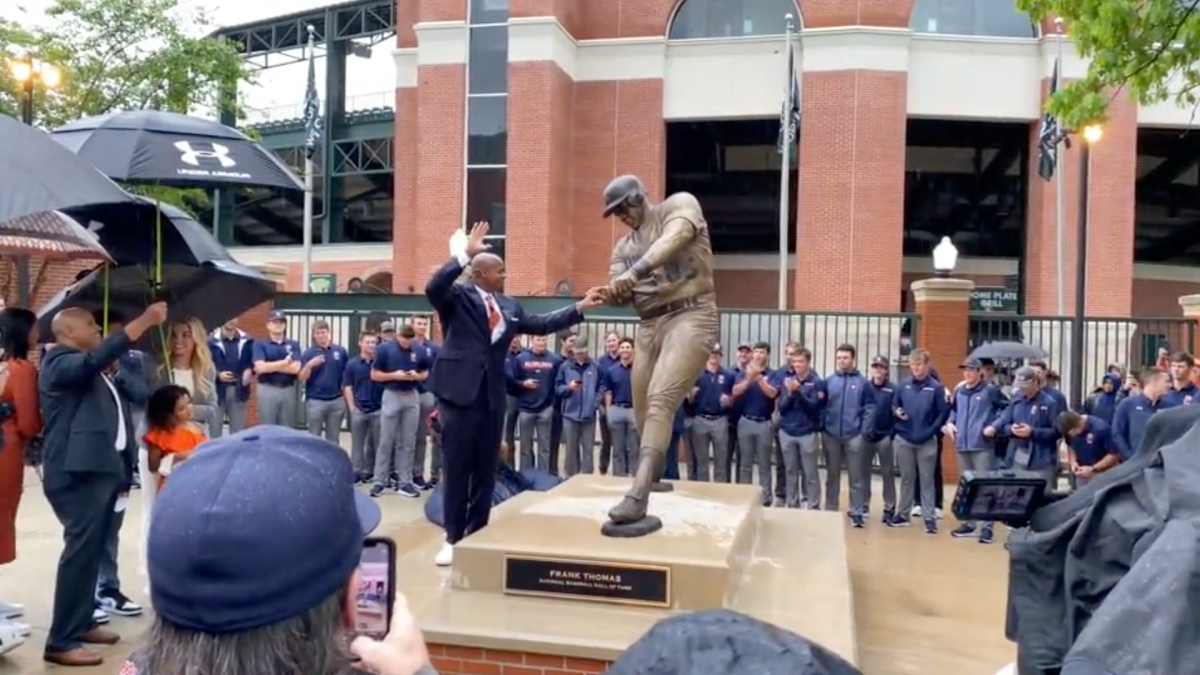 Auburn unveils Frank Thomas statue