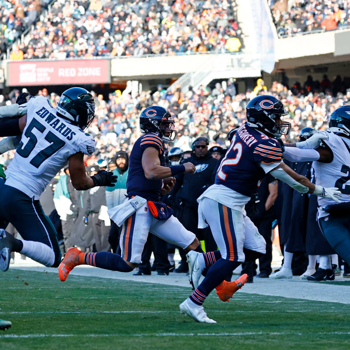 Justin Fields exits game vs. Eagles, returns to lead Bears to TD