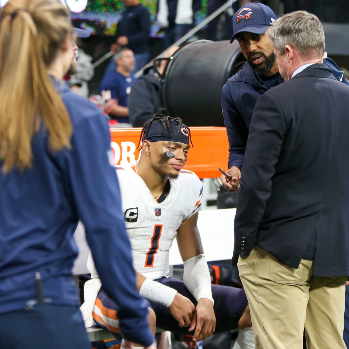 Bears' Fields to miss season finale with hip strain, Peterman to