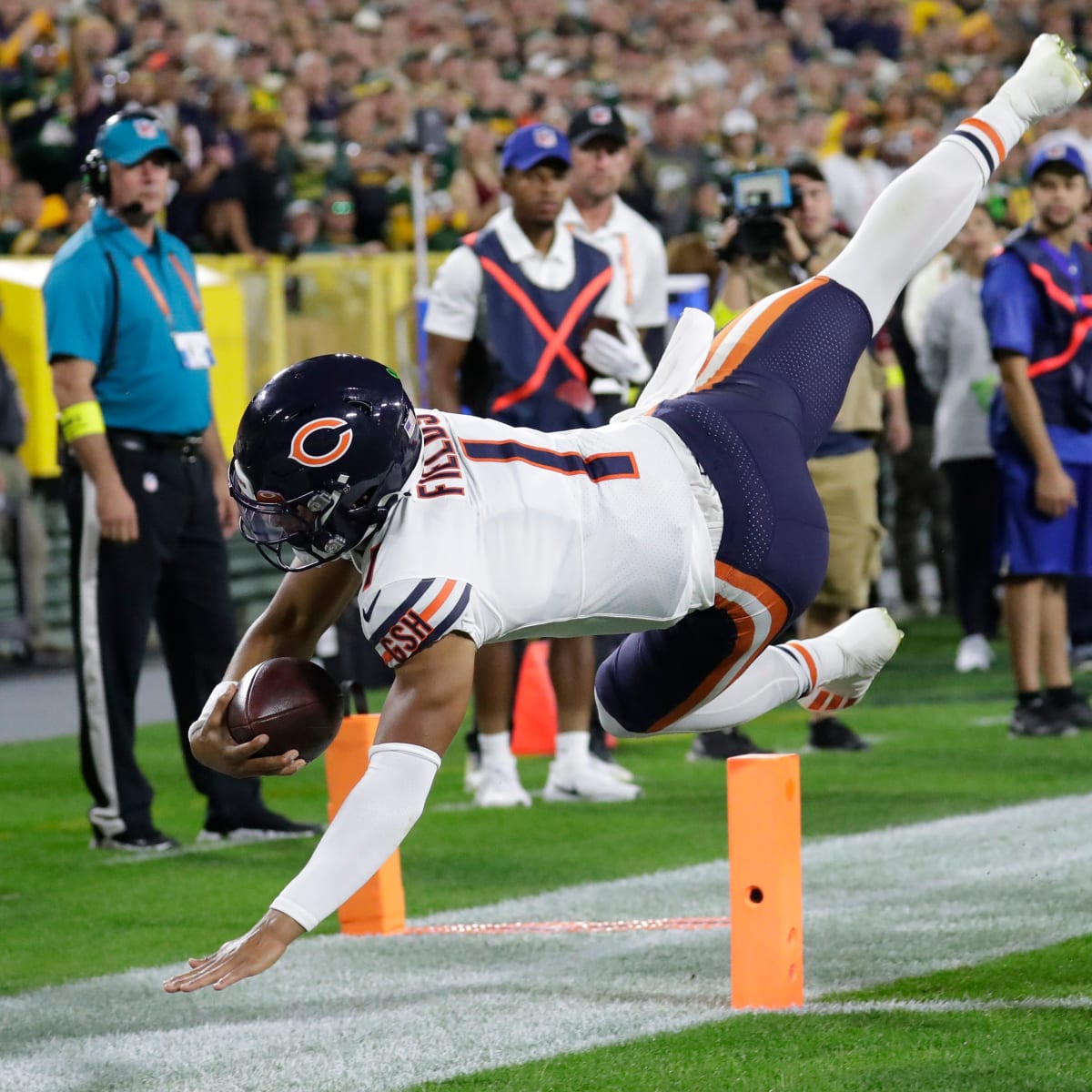 Your Chicago Bears have a 16-10 LEAD over the Packers at the half 