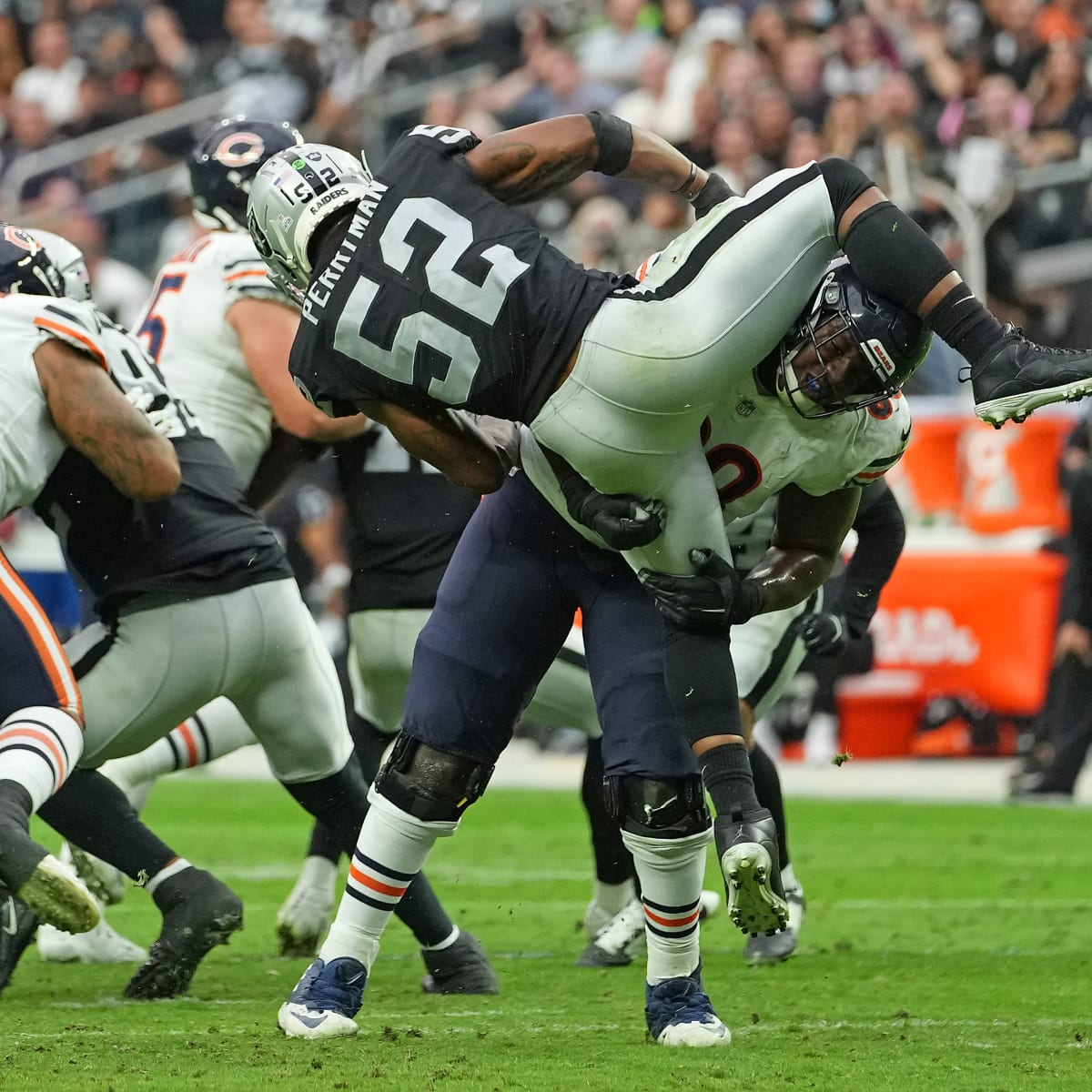 Chicago Bears offensive guard James Daniels (68) sets to block