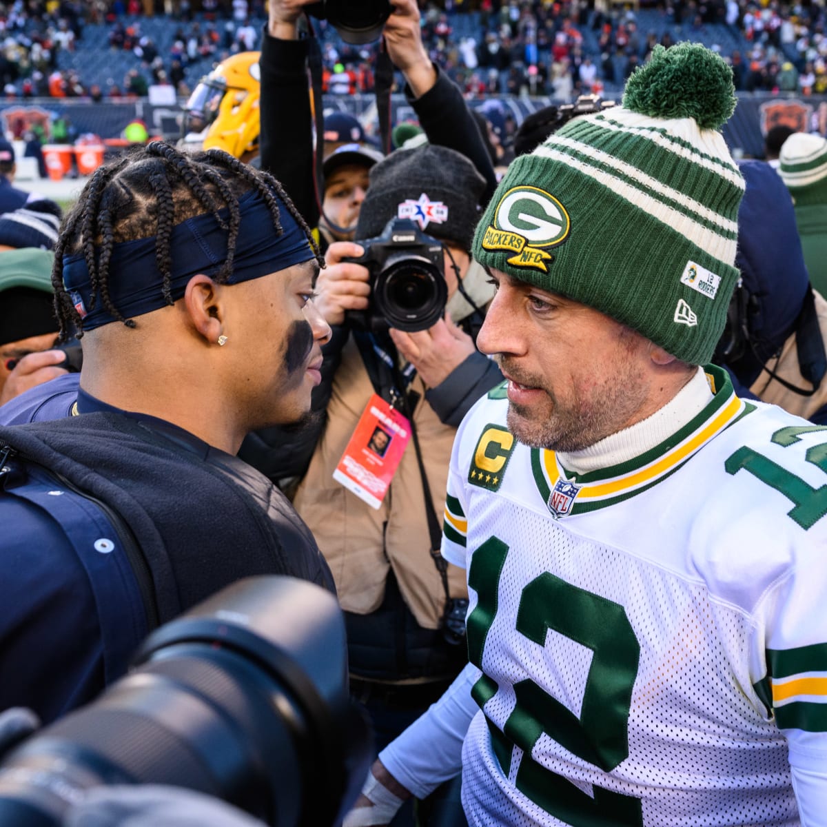 Bears news: Justin Fields owns Aaron Rodgers in one shocking thing