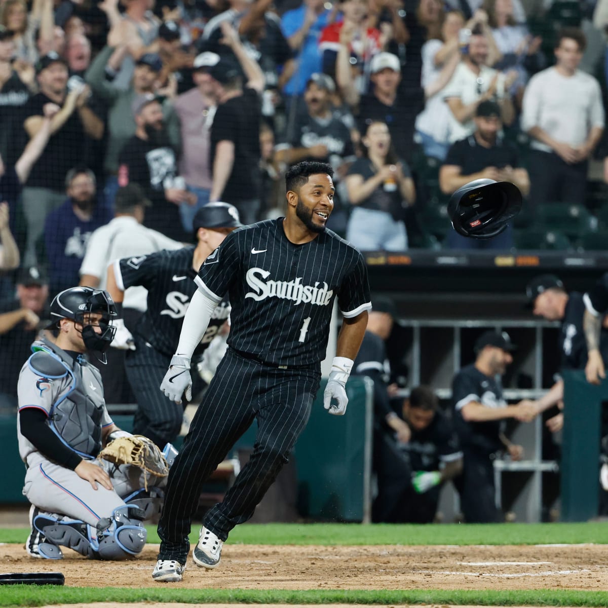 Luis Robert Jr. hits walk off single behind Dylan Cease