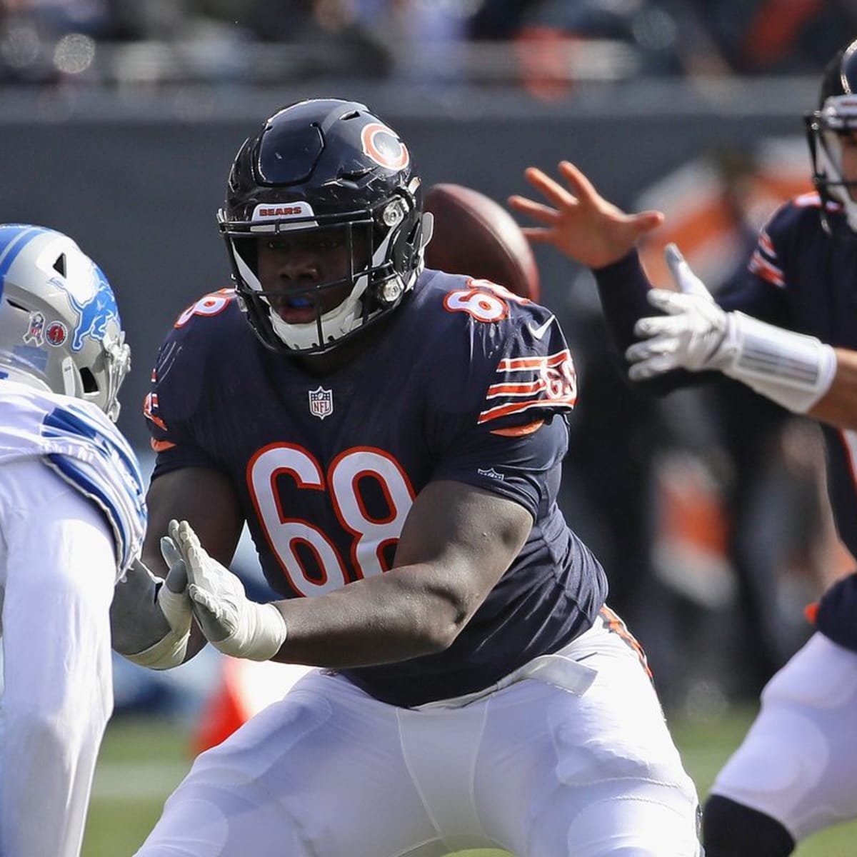 Chicago Bears offensive guard James Daniels (68) sets to block