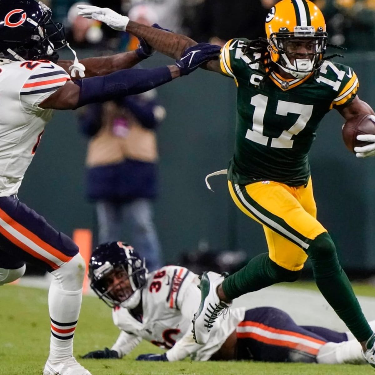 Rodgers throws 2 TDs, runs for 1 as Packers beat Bears 24-14