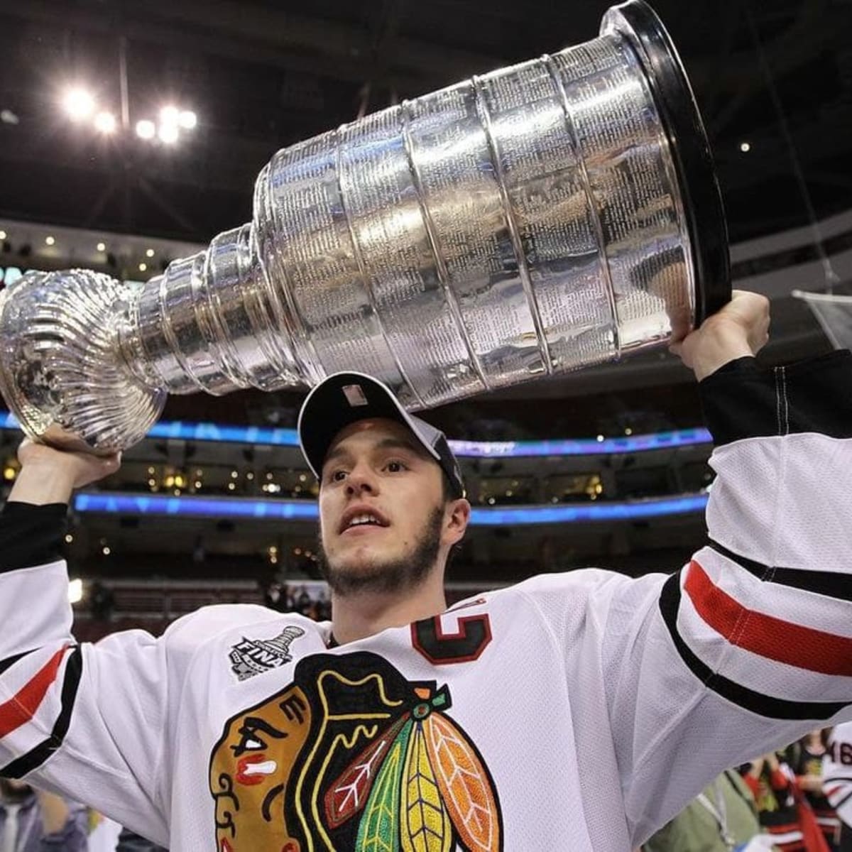 Chicago Blackhawks player Jonathan Toews raises the Stanley Cup