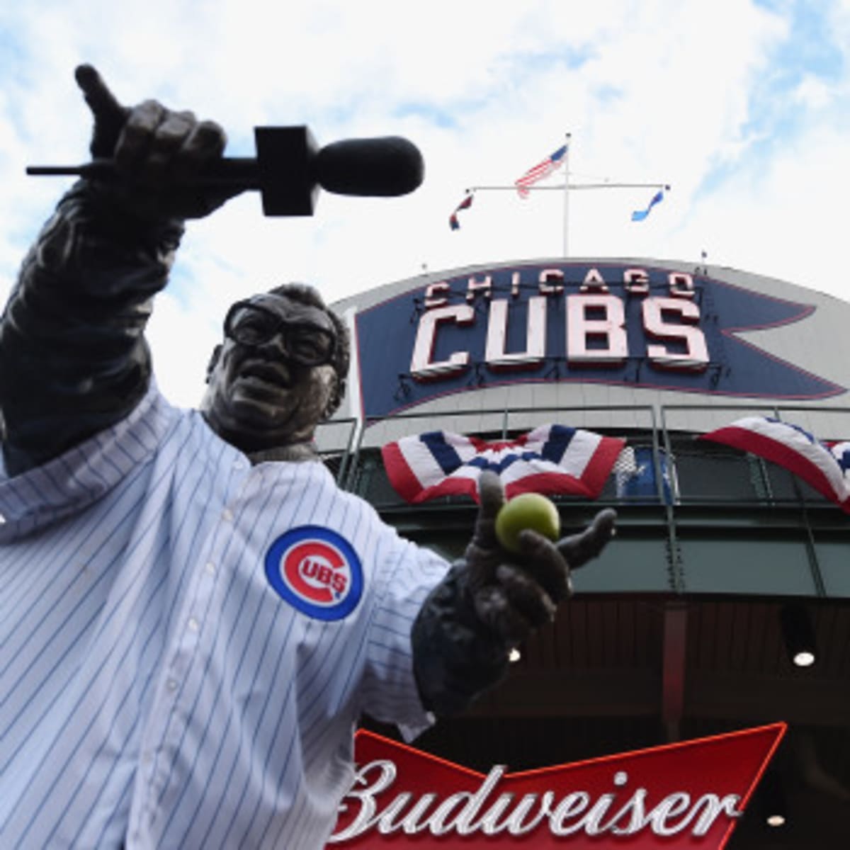 Eddie Vedder sings 'Take Me Out to the Ballgame' at Cubs' World Series 