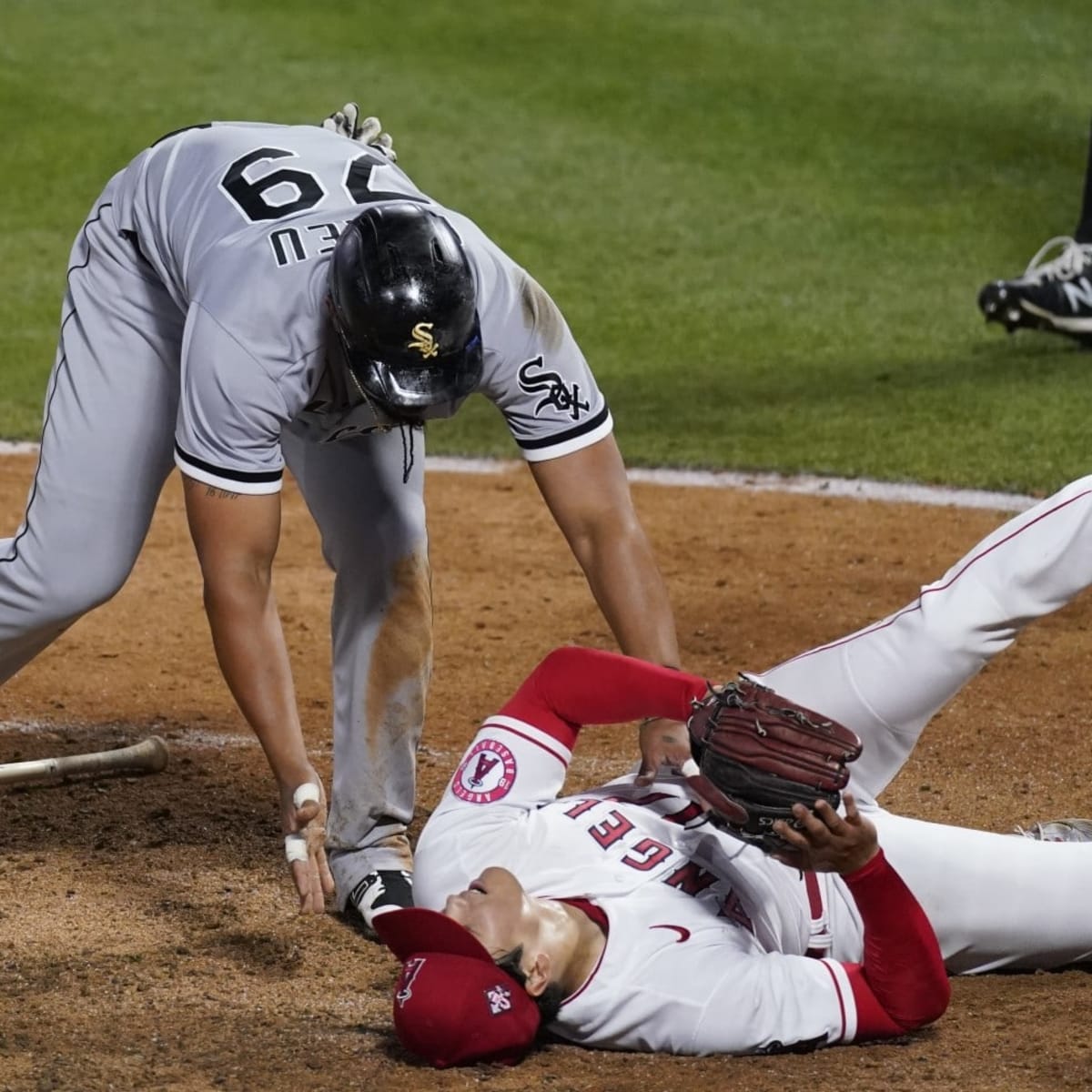 Billy Hamilton turns pickoff attempt into a run 