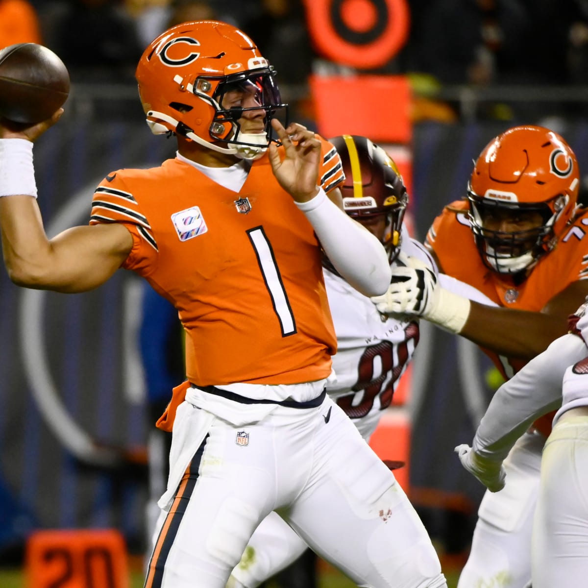 Justin Fields struggles again as Bears ride run game to win