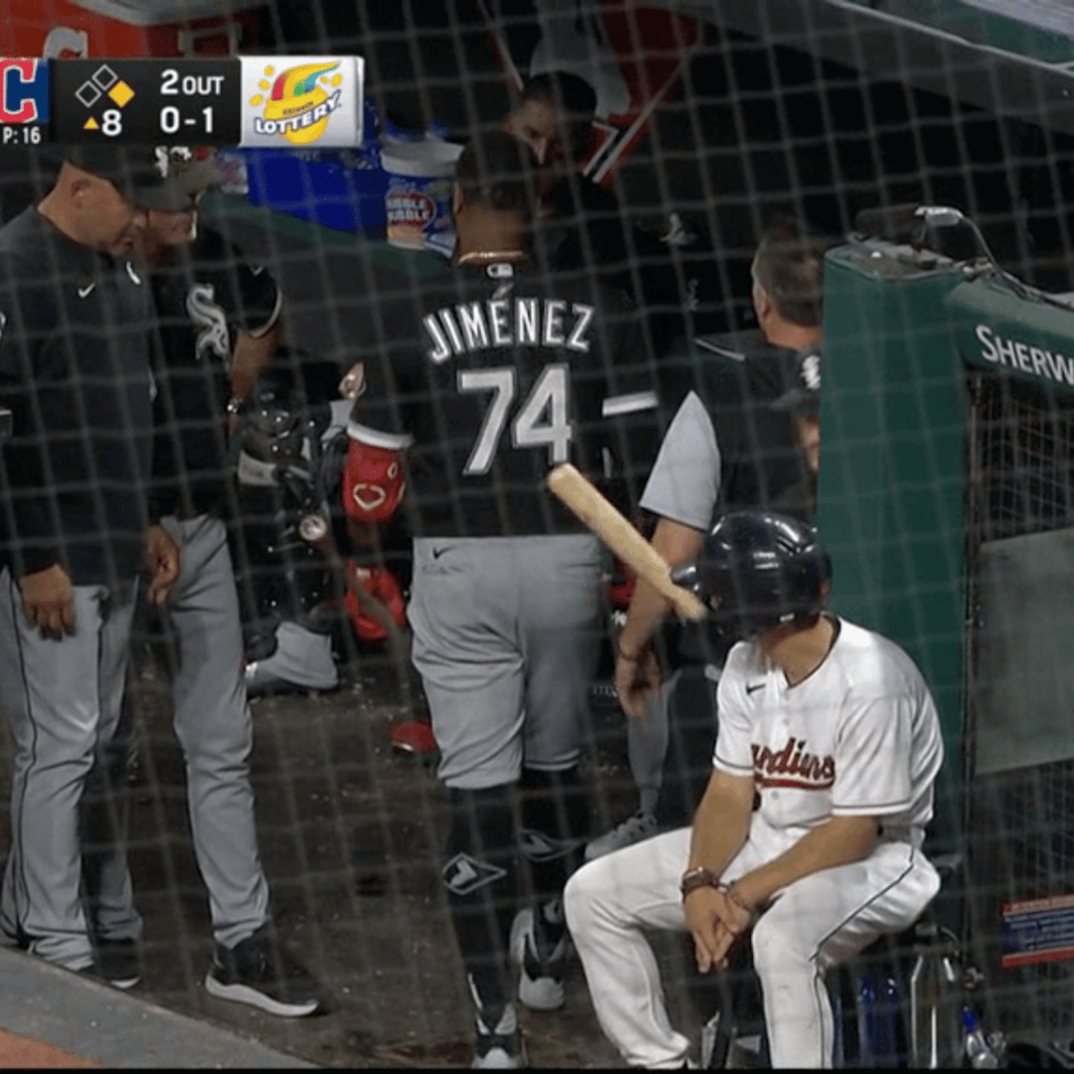 Eloy Jimenez exits White Sox game with tightness in right leg