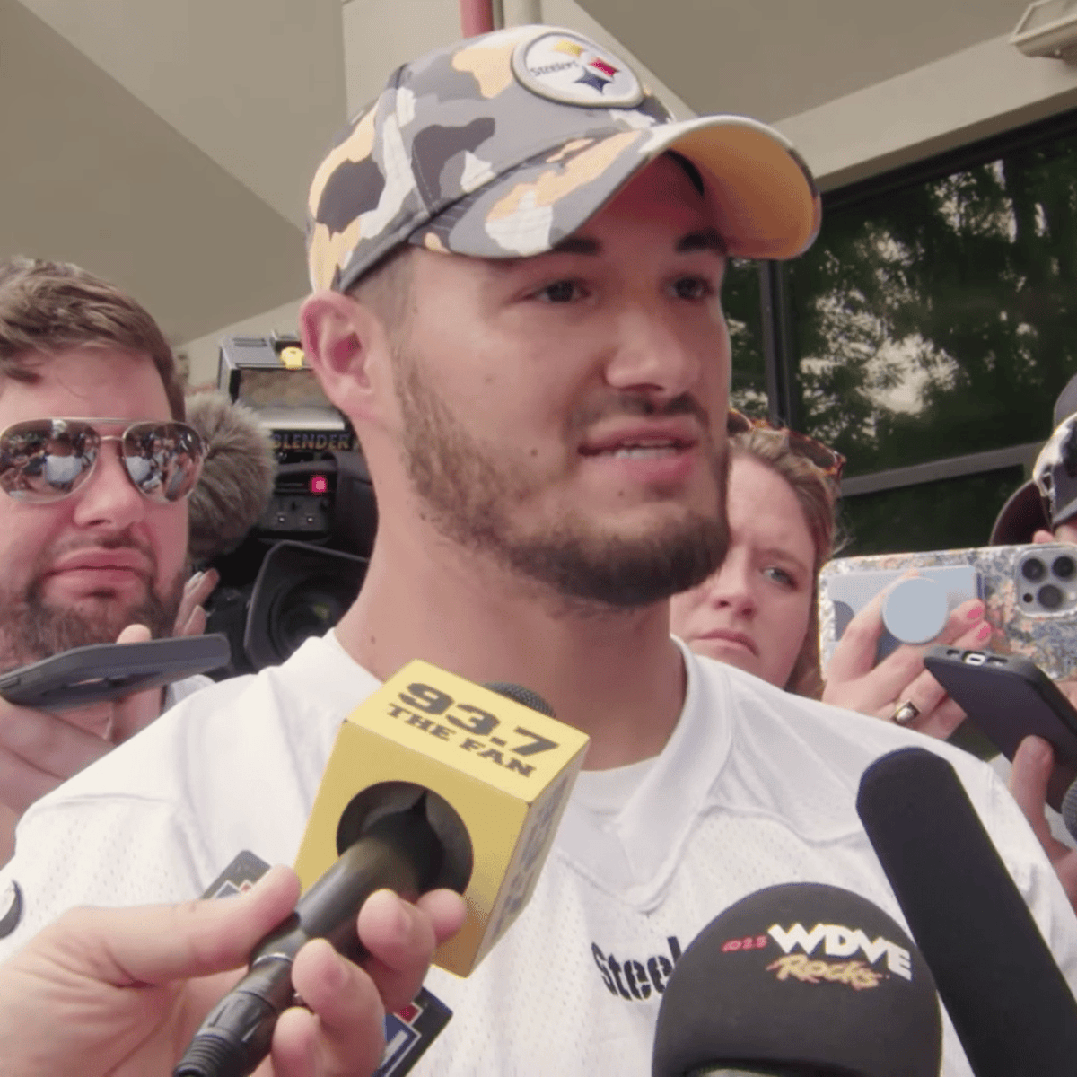 Pittsburgh Steelers quarterback Mitch Trubisky signs contract extension