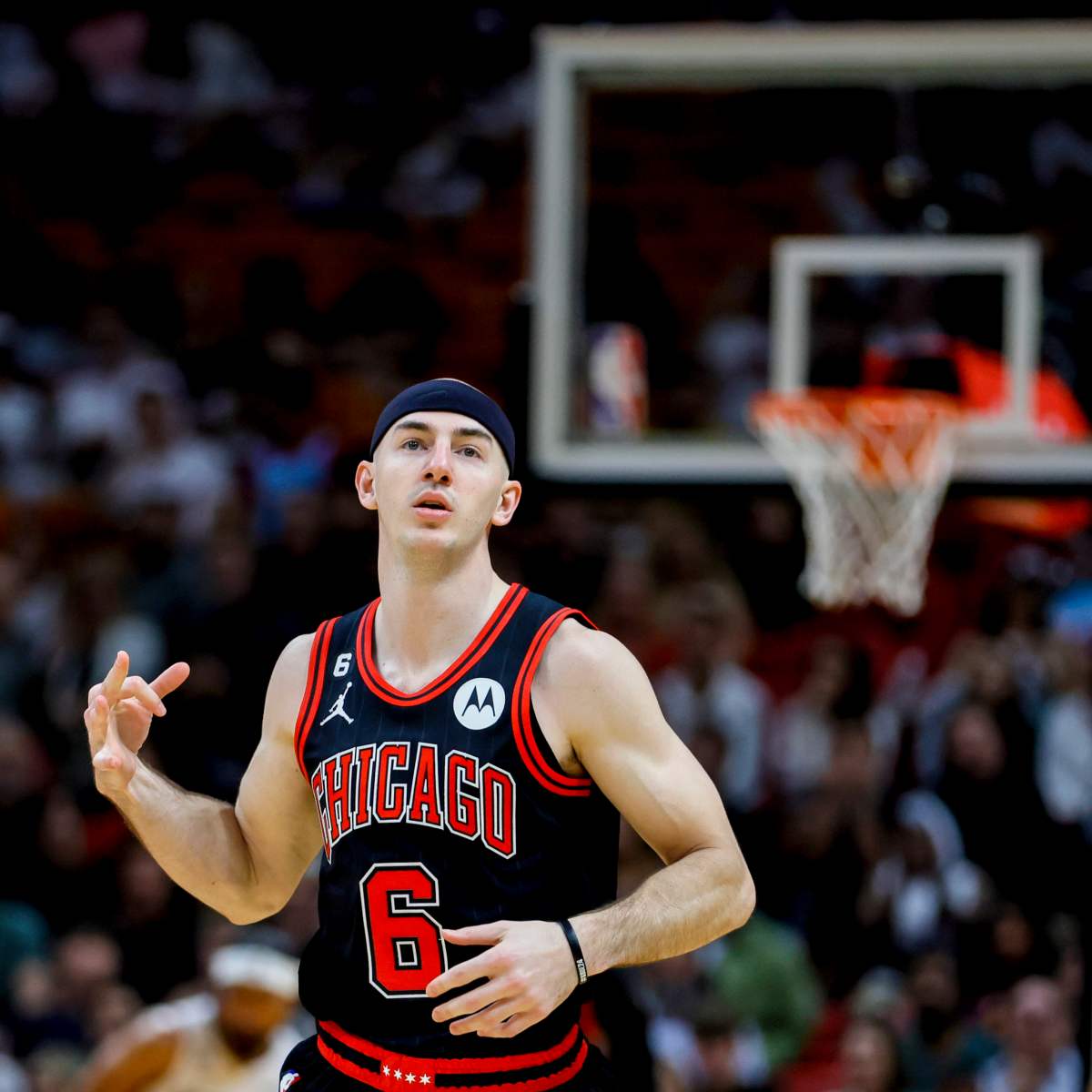 Chicago bulls on court shooting shirt store