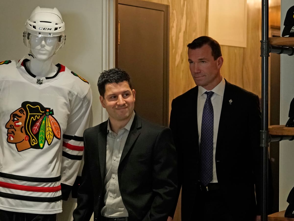 LOOK: Cubs wear Blackhawks jerseys for post-game press conference 