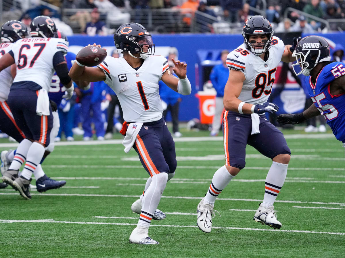 Justin Fields finds Dante Pettis for 12-yard score