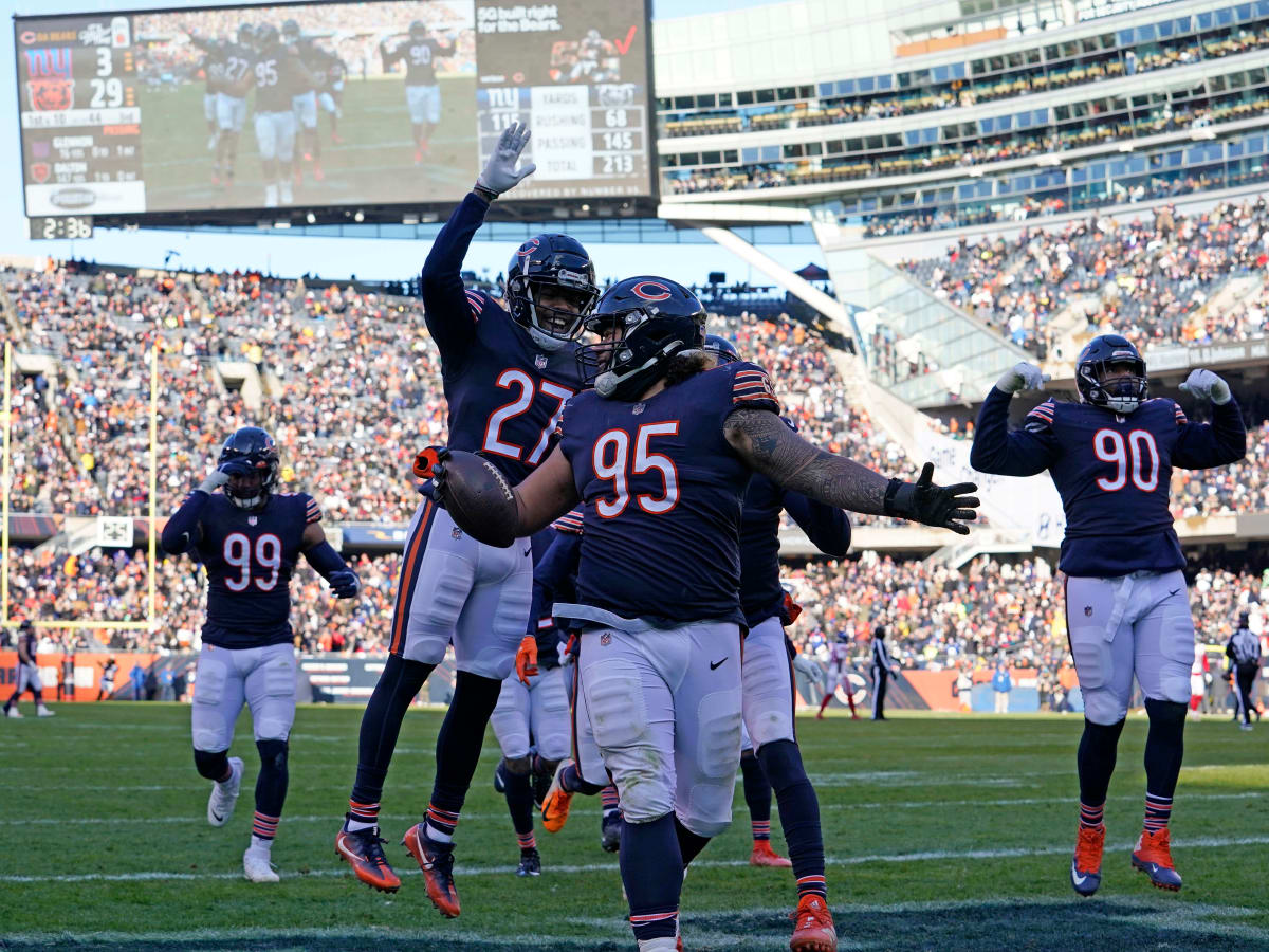 Chicago Bears strong safety Tashaun Gipson recovers a fumble by