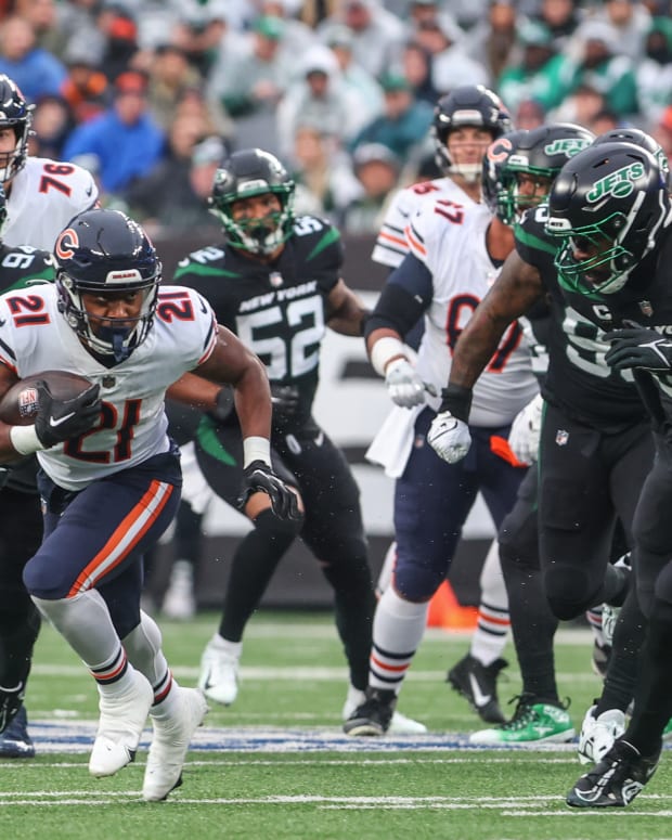 Nov 27, 2022; East Rutherford, New Jersey, USA; Chicago Bears running back Darrynton Evans (21) runs with the ball against the New York Jets during the first half at MetLife Stadium. Mandatory Credit: Ed Mulholland-USA TODAY Sports