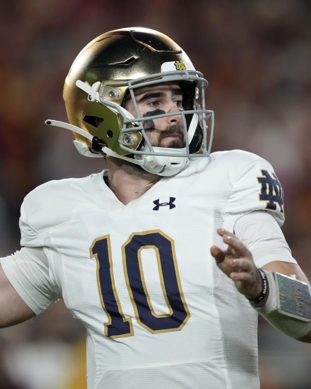 Nov 26, 2022; Los Angeles, California, USA; Notre Dame Fighting Irish quarterback Drew Pyne (10) throws the ball against the Southern California Trojans in the first half at United Airlines Field at Los Angeles Memorial Coliseum.
