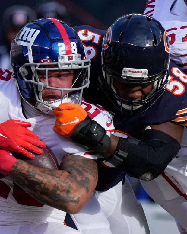 Jan 2, 2022; Chicago, Illinois, USA; Chicago Bears inside linebacker Roquan Smith (58) makes a tackle on New York Giants running back Devontae Booker (28) during the first quarter at Soldier Field.
