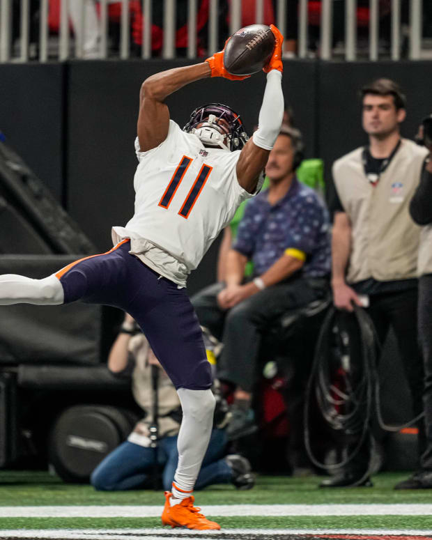 Nov 20, 2022; Atlanta, Georgia, USA; Chicago Bears wide receiver Darnell Mooney (11) catches a touchdown pass against the Atlanta Falcons during the first quarter at Mercedes-Benz Stadium. Mandatory Credit: Dale Zanine-USA TODAY Sports