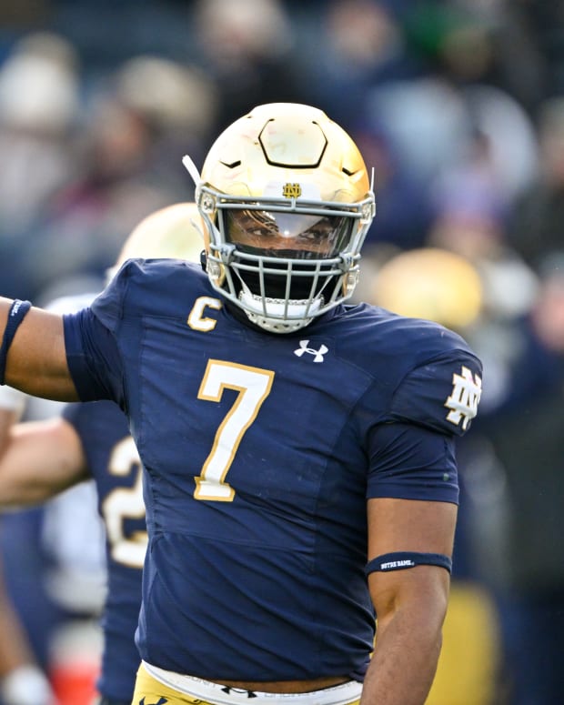 Nov 19, 2022; South Bend, Indiana, USA; Notre Dame Fighting Irish defensive lineman Isaiah Foskey (7) acknowledges the crowd after a sack in the second quarter against the Boston College Eagles.