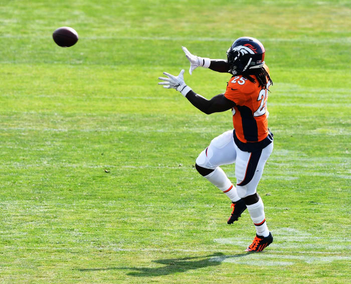 ENGLEWOOD, CO - AUGUST 28: Denver Broncos running back Melvin Gordon (25) during training camp at UCHealth Training Center August 28, 2020. (Photo by Andy Cross/The Denver Post)