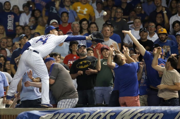 CHICAGO, IL - AUGUST 16: (EDITOR'S NOTE: Alternate crop) Anthony Rizzo #44 of the Chicago Cubs makes a catch for an out against the Milwaukee Brewers while standing on the wall during the fifth inning in game two of a double header at Wrigley Field on August 16, 2016 in Chicago, Illinois. (Photo by Jon Durr/Getty Images) ORG XMIT: 607683619 ORIG FILE ID: 590505536