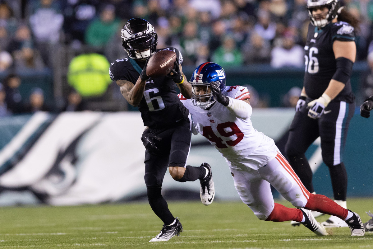 Philadelphia, Pennsylvania, USA. 29th Jan, 2023. Pennsylvania, USA;  Philadelphia Eagles wide receiver DeVonta Smith (6) makes a catch for a  first down during the first half of the NFC Championship against the