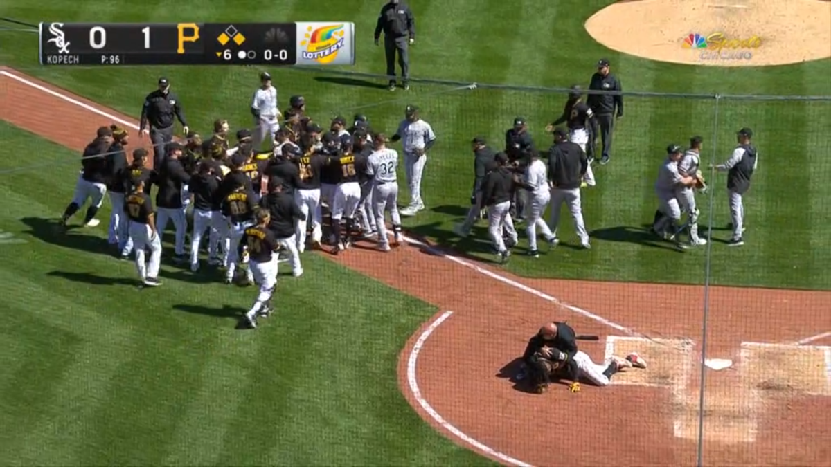 Benches clear in White Sox-Pirates game after scary collision