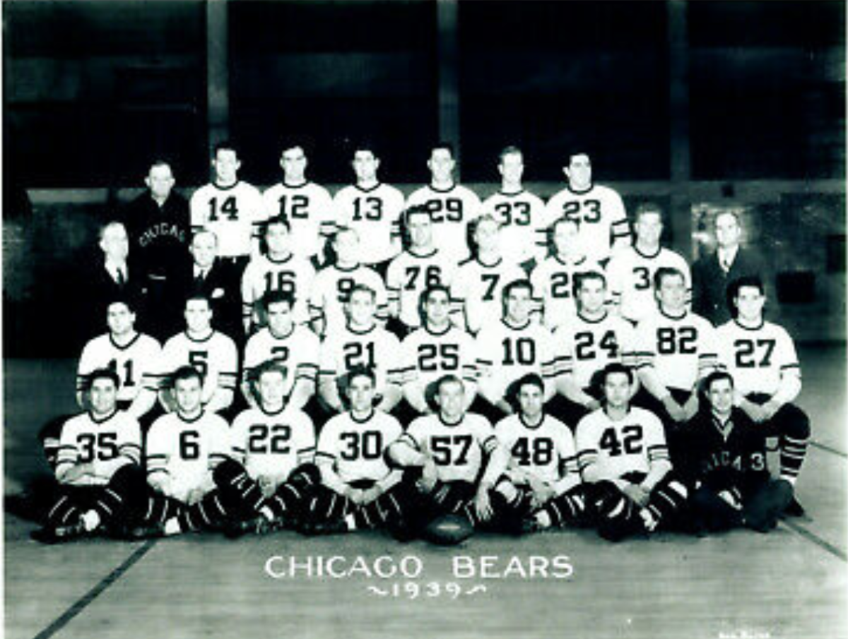 The 1939 Chicago Bears team photo included rookies such as Sid Luckman (42) that would become stars and Hall of Famers.Photo: BaseballRelics/Ebay