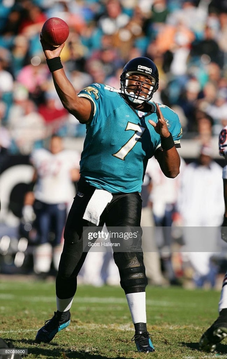 JACKSONVILLE, FL-  DECEMBER 12:  Quarterback Byron Leftwich #7 of the Jacksonville Jaguars passes the ball against the Chicago Bears during the game at Alltel Stadium on December 12, 2004 in Jacksonville, Florida. The Jaguars won the game 22-3. (Photo by Scott Halleran/Getty Images)