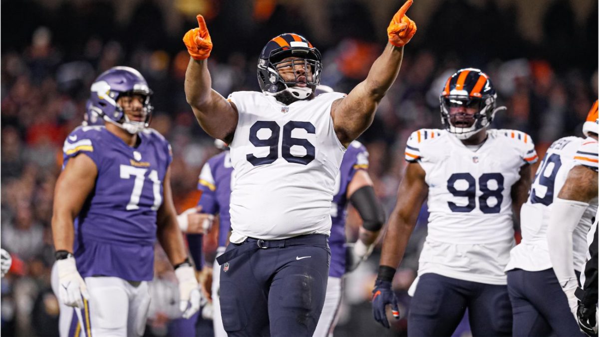 Bears sign defensive lineman Hicks to 4-year deal