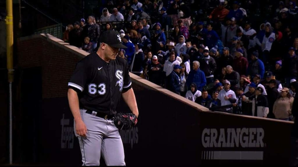 Chicago White Sox reliever Matt Foster approaches the mound during a game at Wrigley Field