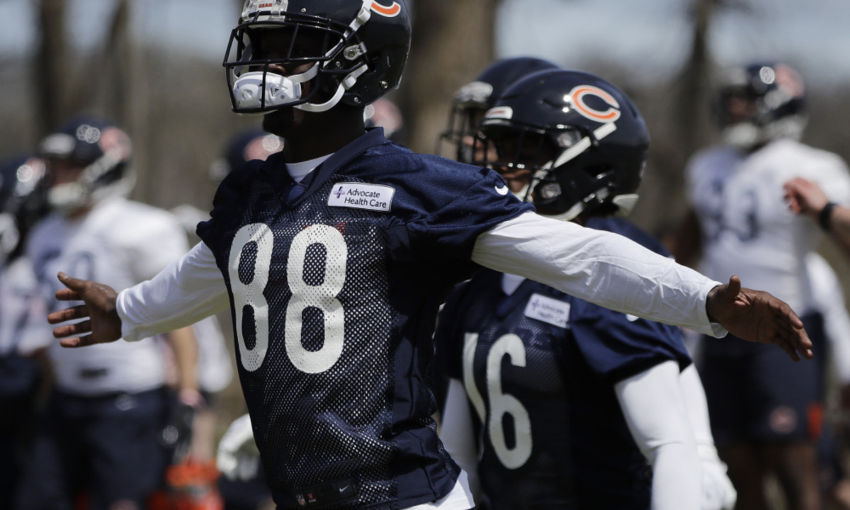 Chicago Bears wide receiver Riley Ridley stretches with teammates during the NFL football team's rookie minicamp at Halas Hall, Friday, May 3, 2019, in Lake Forest, Ill. (AP Photo/Nam Y. Huh)
