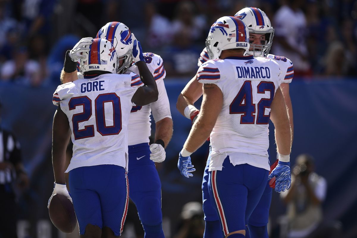 EAST RUTHERFORD, NEW JERSEY - SEPTEMBER 15: Frank Gore #20 and Patrick MiMarco #42 react with their teammates after Gore scores a touchdown during the fourth quarter of the game against the New York Giants at MetLife Stadium on September 15, 2019 in East Rutherford, New Jersey. (Photo by Sarah Stier/Getty Images)