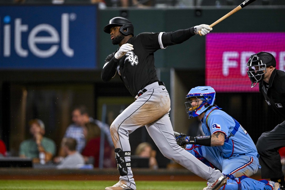 CHICAGO, IL - JUNE 09: Chicago White Sox center fielder Luis