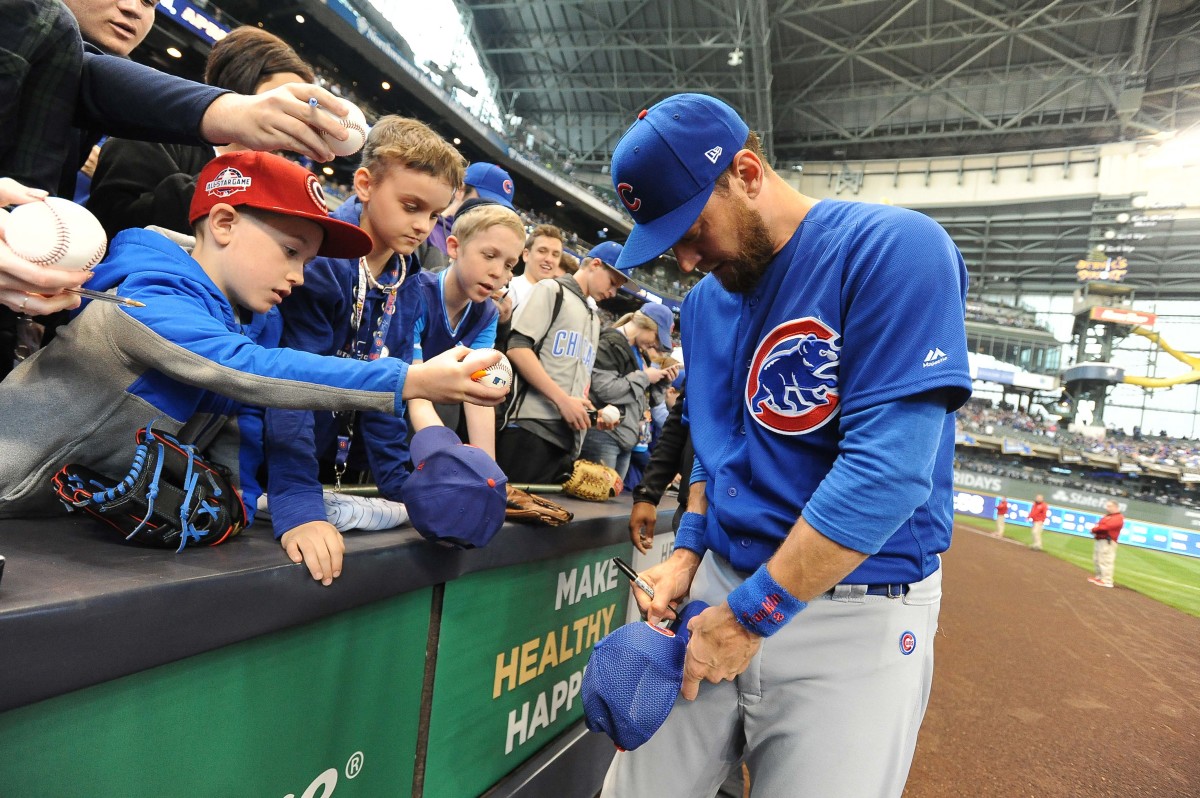 Hoyer hopes Zobrist will take on-field role with Cubs