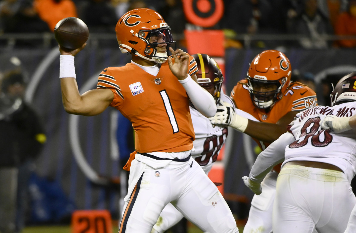 CHICAGO, IL - OCTOBER 31: Chicago Bears quarterback Justin Fields