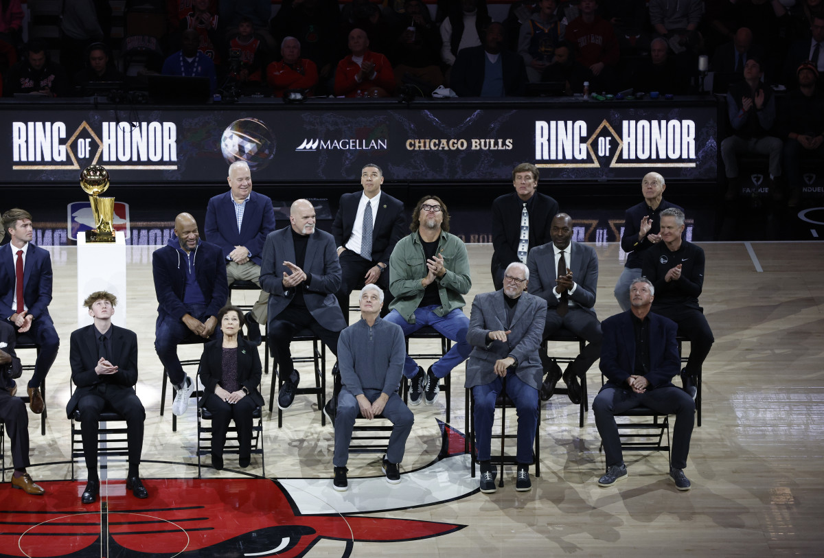 Jerry Krause's widow booed at Chicago Bulls Ring of Honor Ceremony