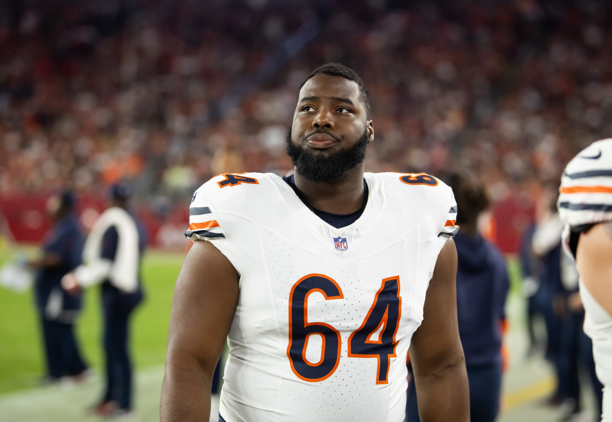 Nov 3, 2024; Glendale, Arizona, USA; Chicago Bears guard Nate Davis (64) against the Arizona Cardinals at State Farm Stadium. 